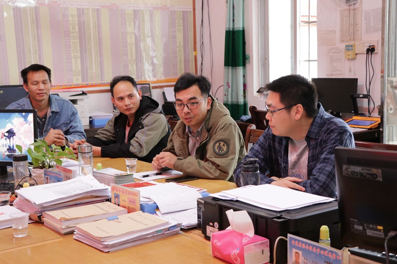 /QJ_827877448773.jpg 威寧房地產(chǎn)公司的新任第一書(shū)記黃冠華(右二)在竹蓮村村委交接儀式上進(jìn)行工作表態(tài).JPG