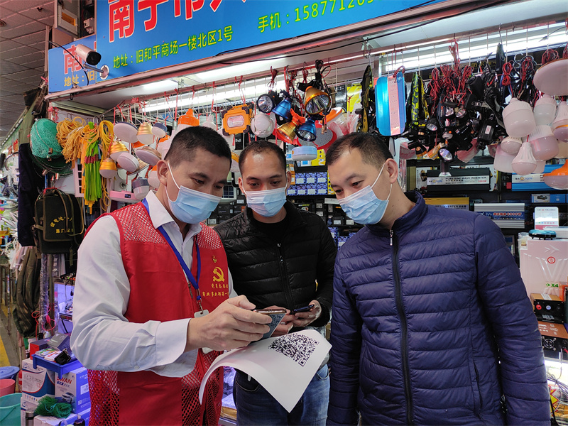 /QJ_938345894106.jpg 黨員志愿者指導市民下載反詐APP(拍攝:何軍).jpg