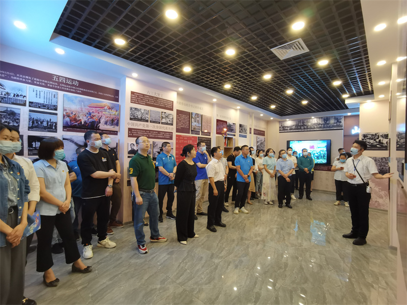 /QJ_268985680582.jpg 參觀紅色工運史陳列展覽.jpg