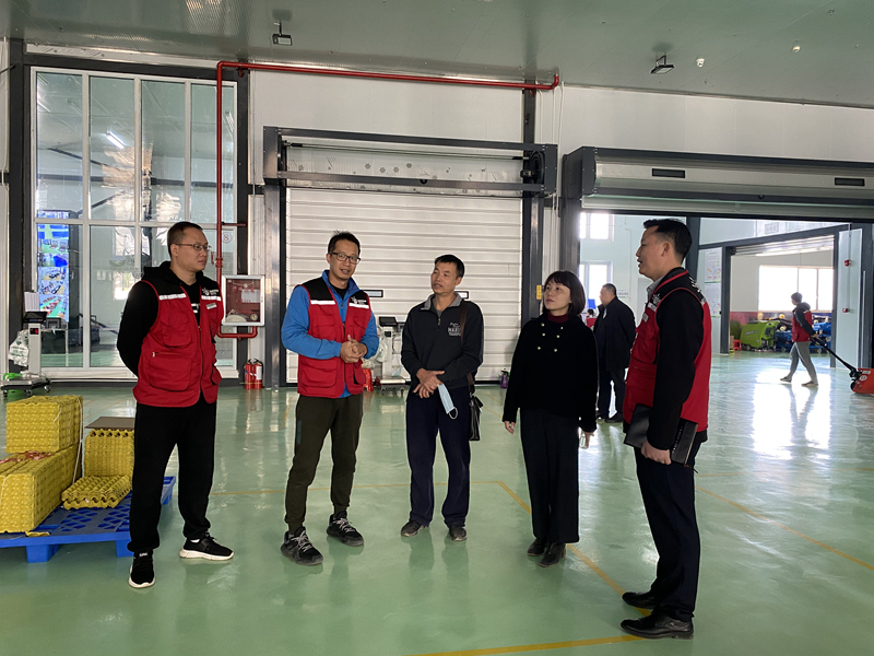 /QJ_713664893261.jpg 接待政府考察團到五象配送基地考察.jpg