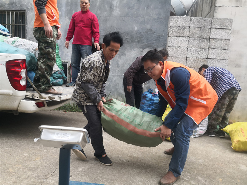 /QJ_542214030495.jpg 組織村干部及駐村隊(duì)員協(xié)助村民銷售農(nóng)產(chǎn)品_副本.jpg