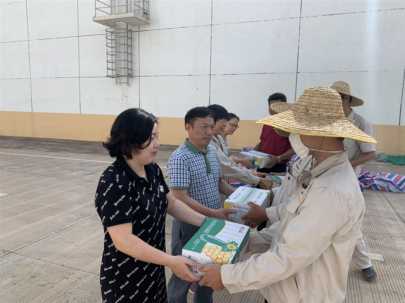 /QJ_448136181169.jpg 領(lǐng)導(dǎo)人員為防化人員送上清涼飲料(李悅悅).jpg