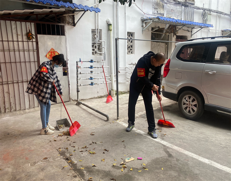 /QJ_670470287548.jpg 志愿者清掃公共區(qū)域垃圾(顏夏雯).jpg