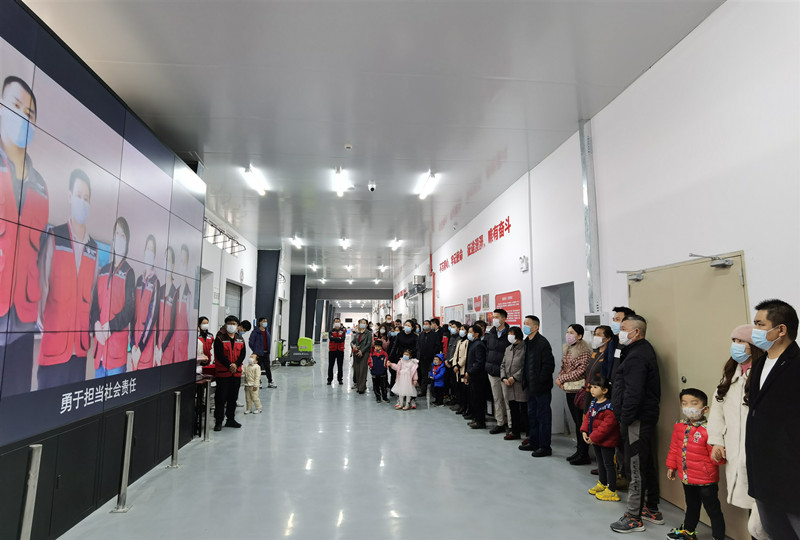 /QJ_212258633079.jpg 員工家屬觀看威耀宣傳片.jpg