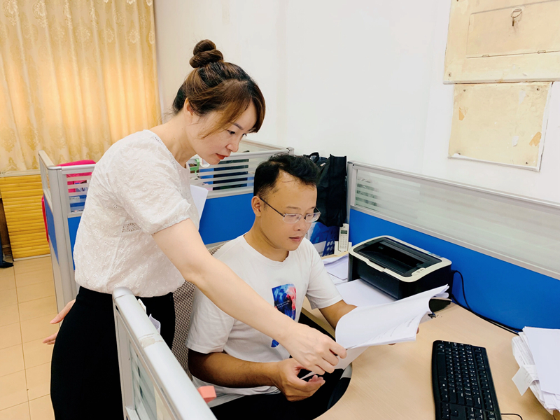 /QJ_713677237880.jpg 指導部門人員開展業(yè)務工作(拍攝:陳思彤).jpg