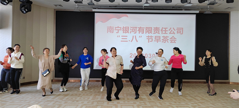 /QJ_724693131319.jpg 時(shí)尚廣場(chǎng)舞(黃永紅).jpg