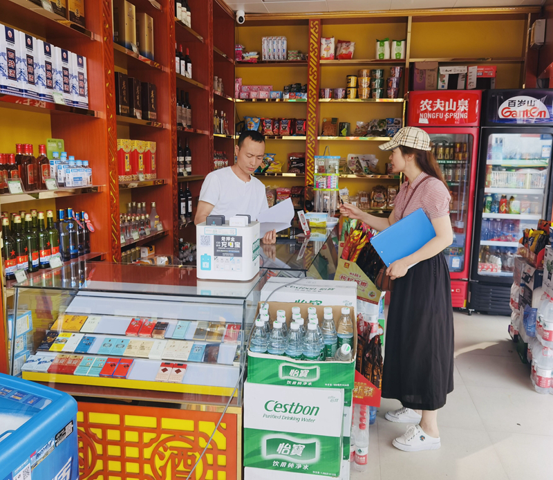 /QJ_713676207264.jpg 在實地勘察出租物業(yè)(拍攝:陳思彤).jpg