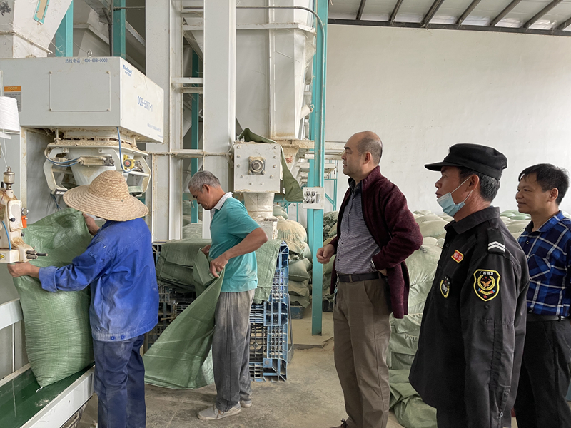 /QJ_763498610859.jpg 檢查五象糧庫(kù)大米加工車間統(tǒng)糠粉塵管理措施落實(shí)情況(拍攝:陳釗).jpg