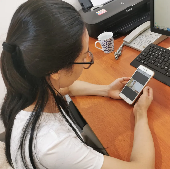 /QJ_031349881102.png 威寧文體公司黨支部黨員通過手機觀看直播.png