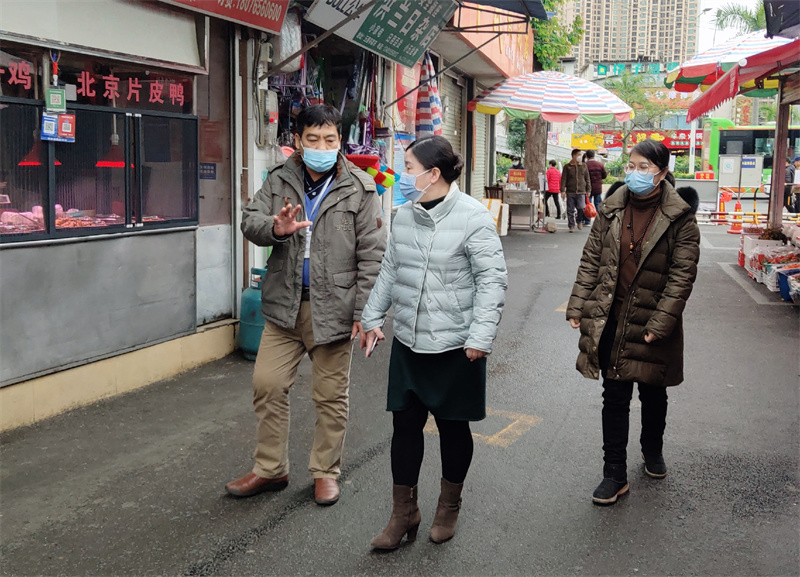 公司紀(jì)委書(shū)記朱方紅檢查五里亭市場(chǎng)疫情防控工 （拍攝：鄧惠鳳）.jpg