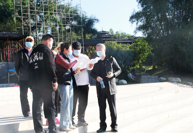 /QJ_935774093888.jpg 南寧大地飛歌集團(tuán)董事長(zhǎng)劉巧瑛現(xiàn)場(chǎng)檢查晚會(huì)籌備工作.jpg