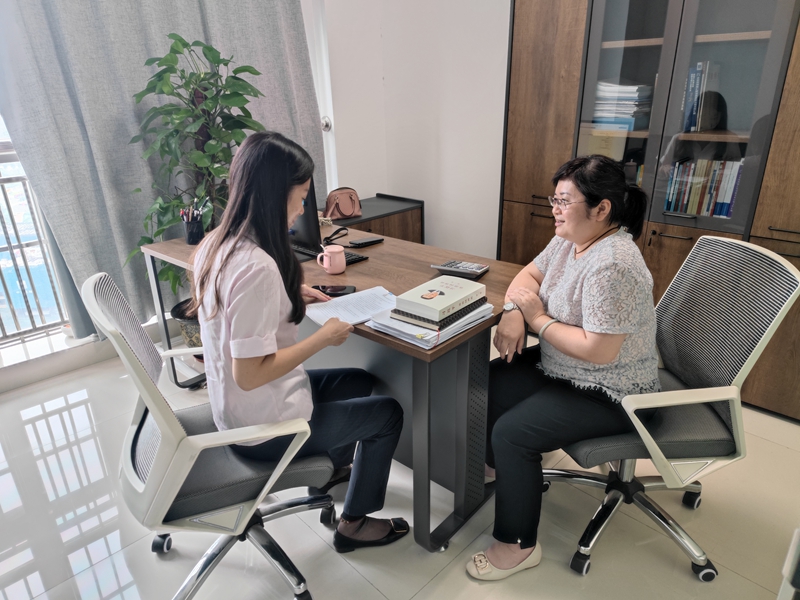 /QJ_207981654718.jpg 吳春萍和銀行的工作人員對接工作.jpg