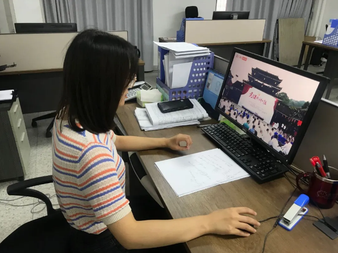 /QJ_031346803171.png 威寧房地產(chǎn)公司項目公司黨支部黨員觀看直播.png