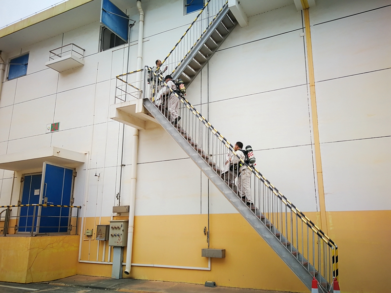 /QJ_774661312852.jpg 有序進入倉庫進行熏蒸(拍攝:陳釗).jpg