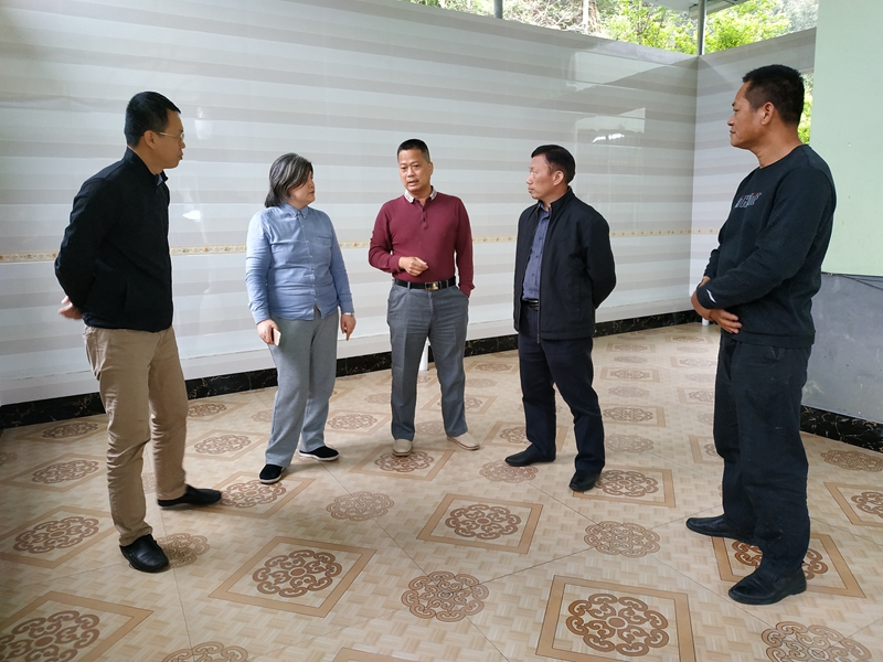 /QJ_827882911650.jpg 寨鹿村原任駐村第一書(shū)記黃日新(中)與新任第一書(shū)記鄧文(左一)工作交接.jpg