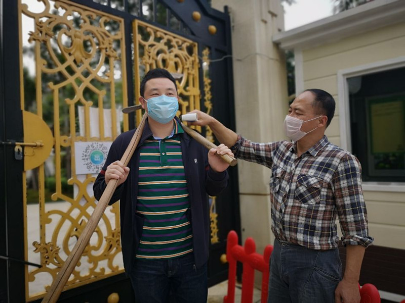 /QJ_409359875584.jpg 植樹前做好體溫檢測工作_副本.jpg