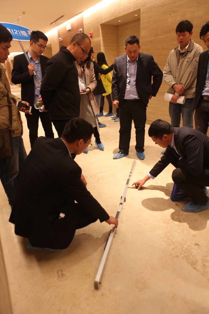 /QJ_367225206818.jpg 實(shí)測(cè)實(shí)量小組正進(jìn)行測(cè)量(李倩雯圖)_副本.jpg