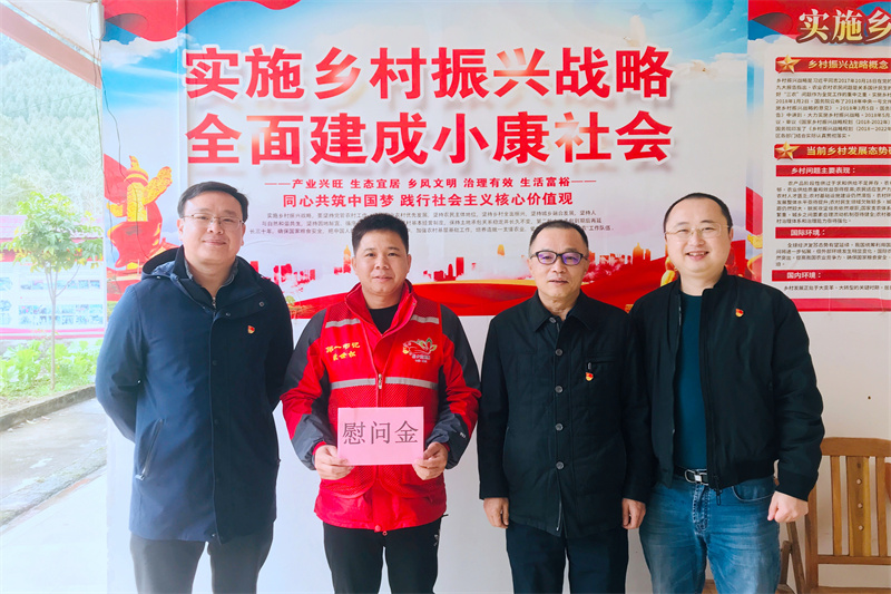 /QJ_190012151214.jpg 慰問合源村駐村第一書記.jpg