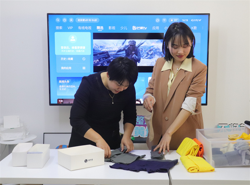 /QJ_690217365441.jpg 老師現(xiàn)場(chǎng)講授衣物收納方法.jpg