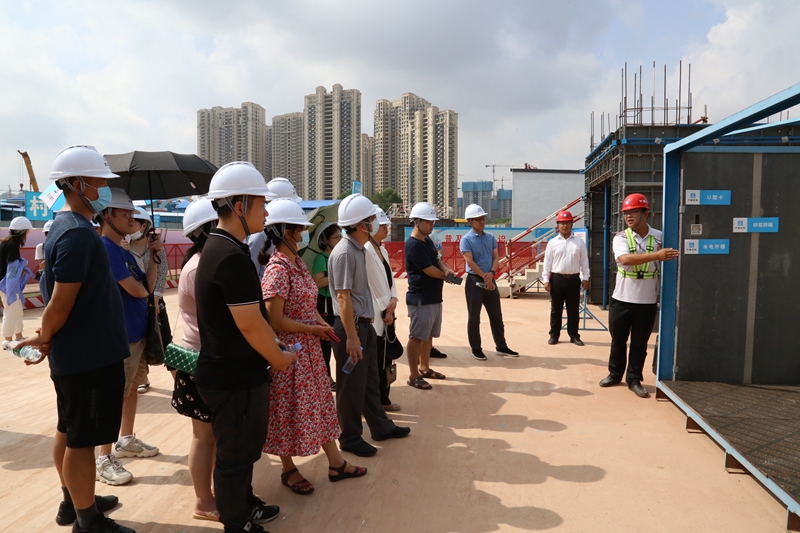 /QJ_604991666037.jpg 業(yè)主代表在工地現(xiàn)場聆聽施工工藝等講解.JPG