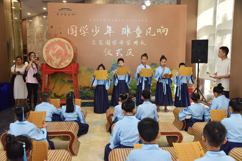 /QJ_604992405941.jpg 現(xiàn)場國學(xué)禮堂活動.jpg