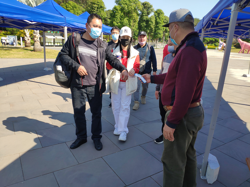 /QJ_935777012854.jpg 工作人員進(jìn)行體溫監(jiān)測(cè).jpg