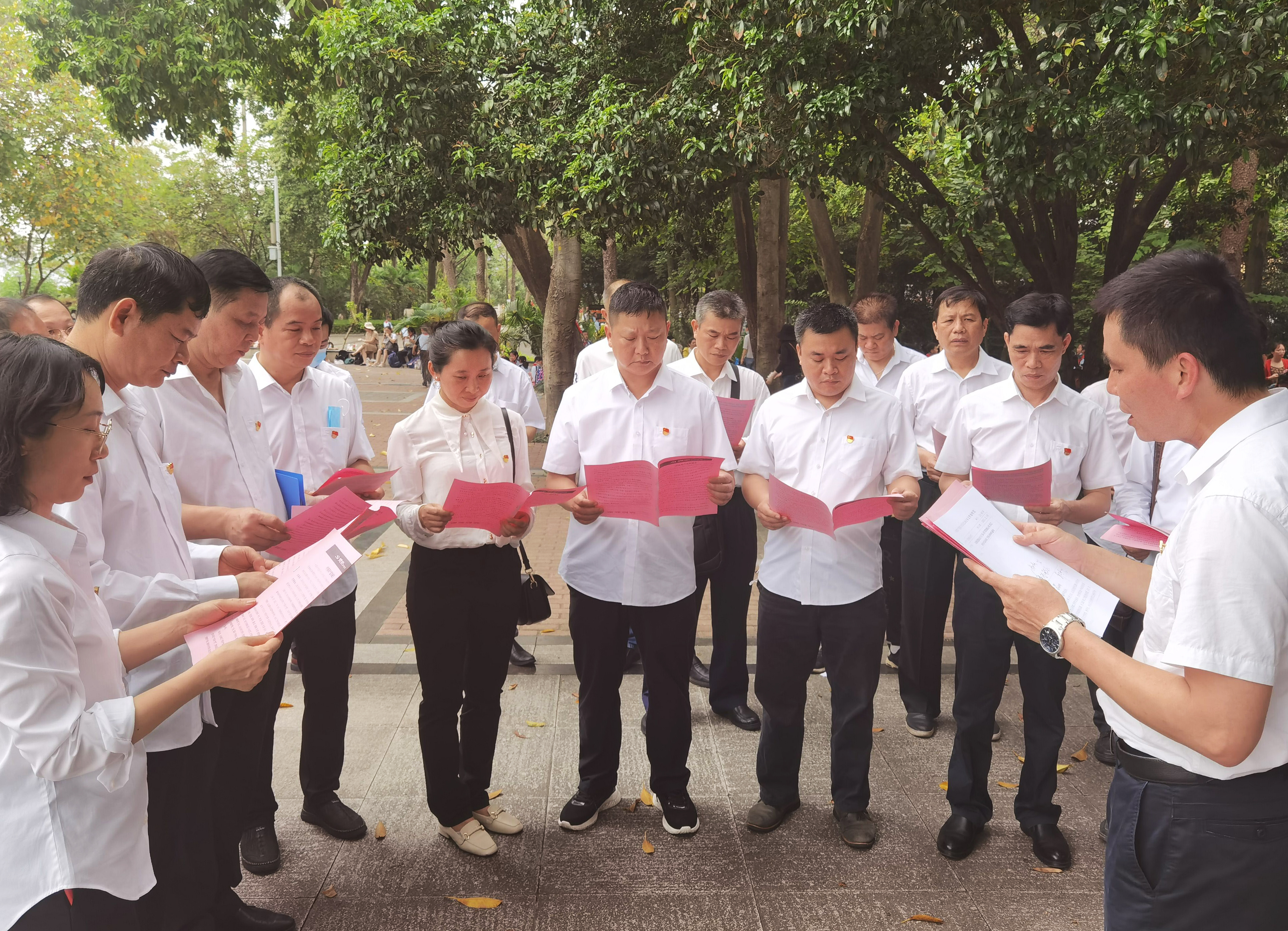 /QJ_787946921769.jpg 黨員進行黨史教育學(xué)習(xí)(拍攝:陳思彤).jpg