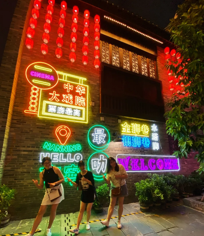 /QJ_229002061749.png 光影墻成為游客打卡地.png