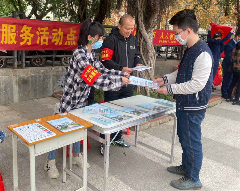 /QJ_670473540761.jpg 志愿者向過往的行人發(fā)放垃圾分類宣傳單(顏夏雯)1.jpg