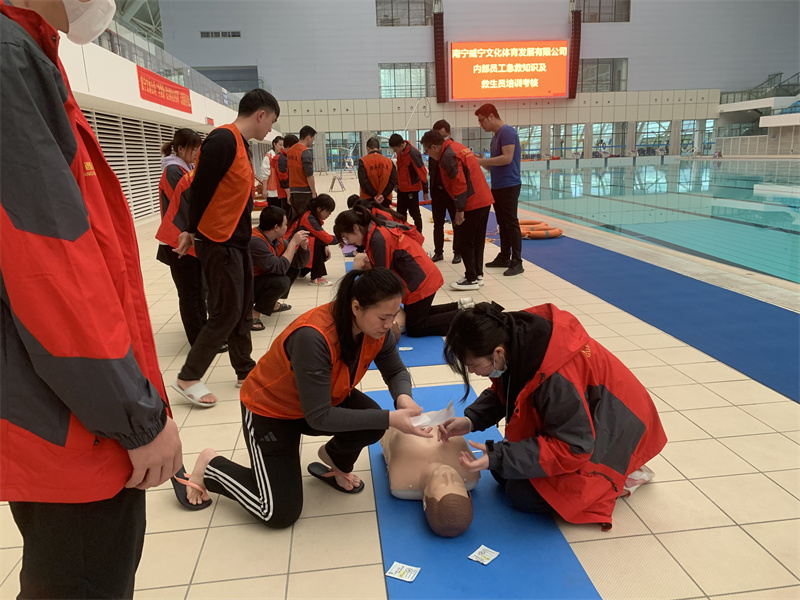 /QJ_982143177317.jpg 教學(xué)以小組為單位陸上心肺復(fù)蘇和體外除顫等應(yīng)急救援練習(xí).jpg