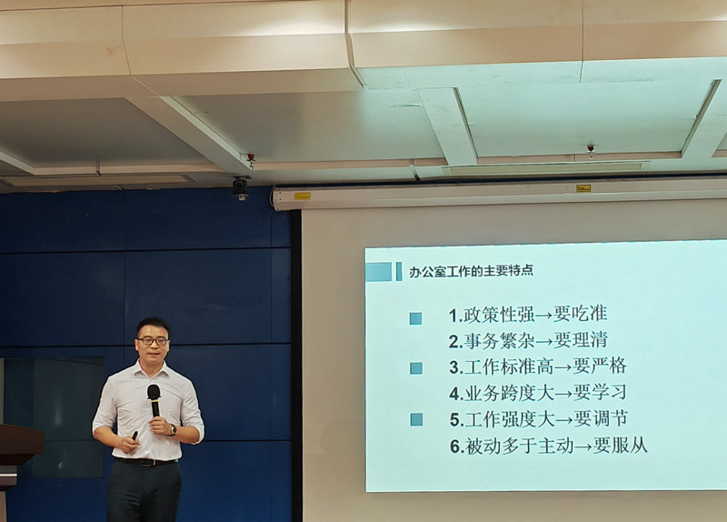 /QJ_300051113139.jpg 培訓老師授課2.jpg