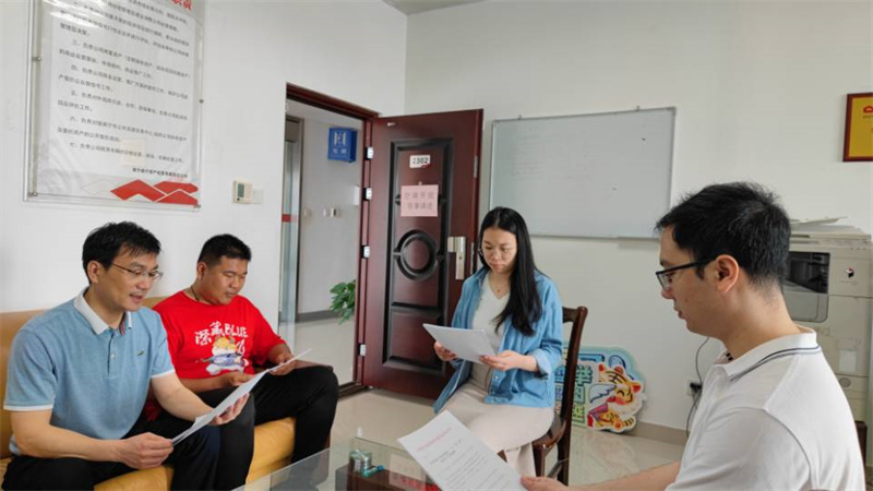 /QJ_191274326296.jpg 2.公司本部員工學(xué)習(xí)“一卡一號一碼”文件精神(韋香淑攝).jpg