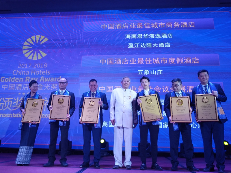 /QJ_447482939513.jpg 公司常務(wù)副總經(jīng)理梁革章(左三)代表領(lǐng)獎_副本.jpg