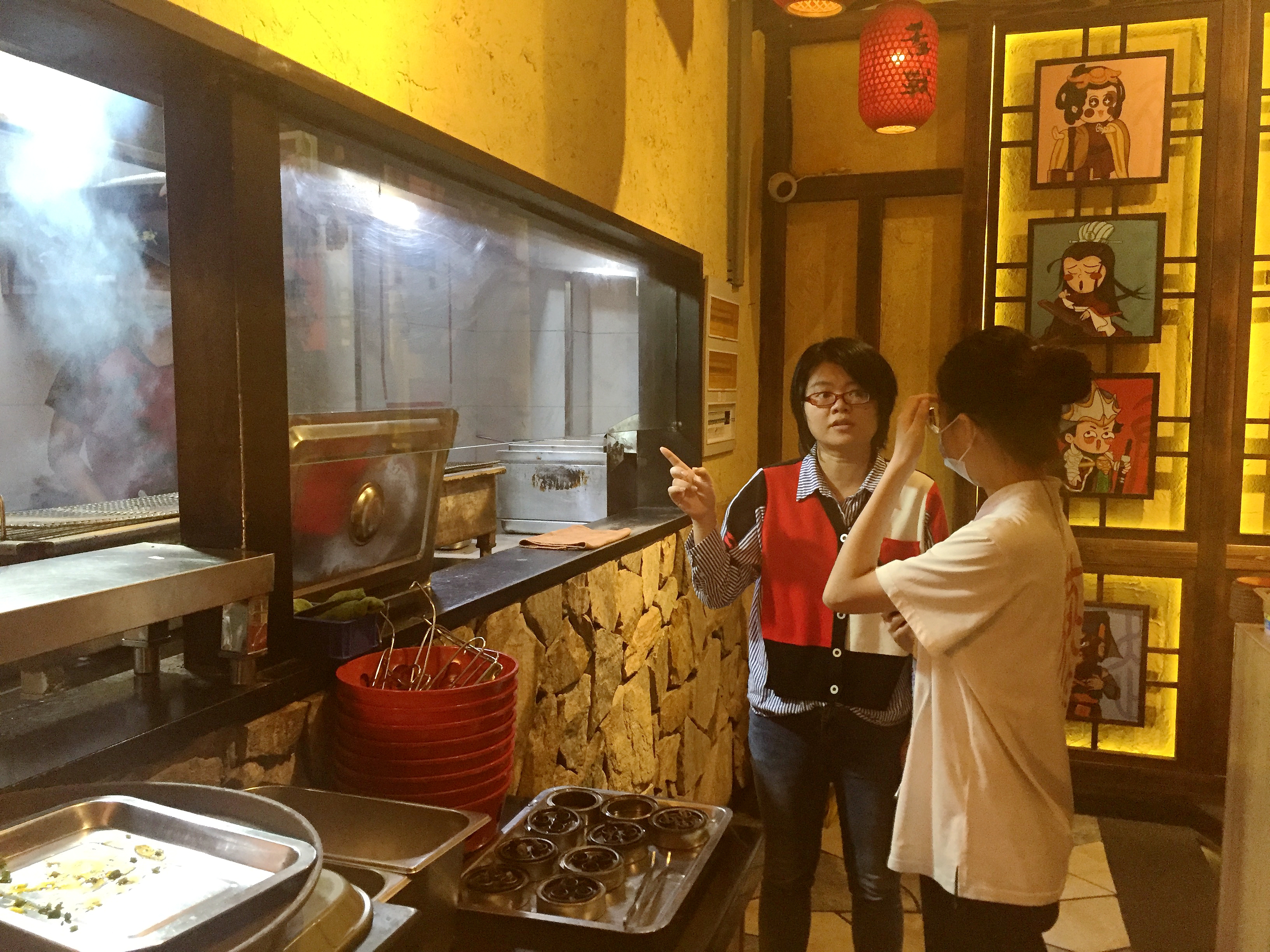 /QJ_091748306152.jpg 檢查東盟商務(wù)區(qū)餐飲商家安全經(jīng)營(yíng)情況(賀世紅攝).jpg