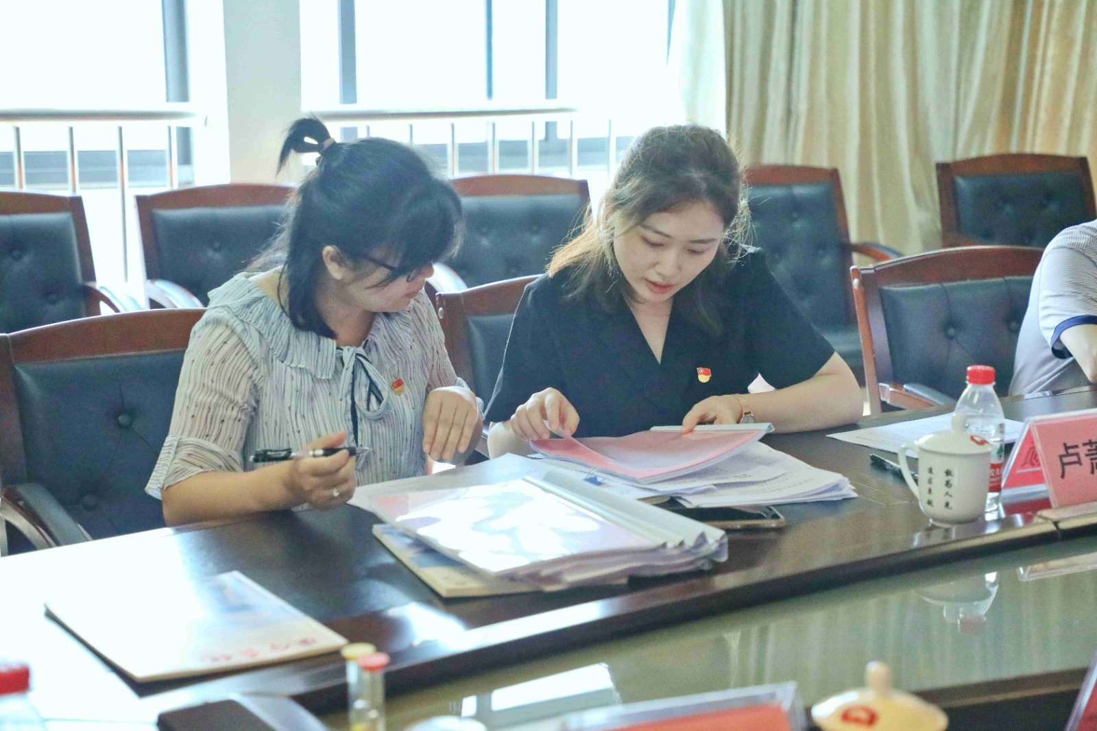 /QJ_314572493997.jpg 指導(dǎo)組查閱集團黨委相關(guān)黨史學習教育資料和學習筆記3.jpg